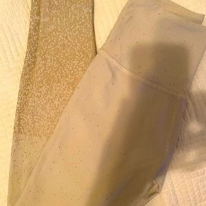 Beyond Yoga tan and gold leggings. Excellent used condition. Size M!!